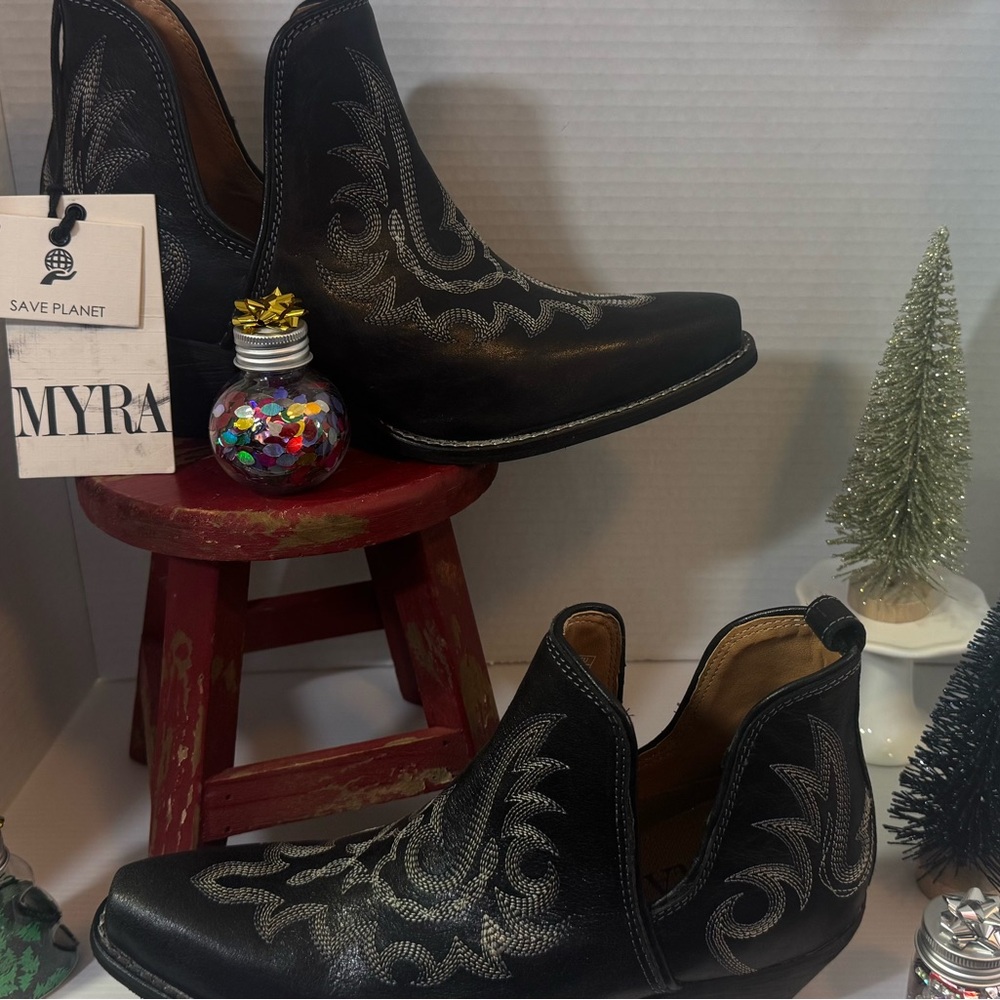 ❄️MYRA BLACK BOOTIES❄️